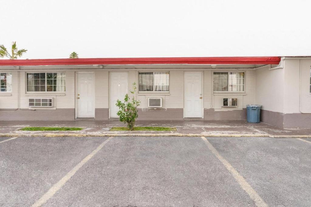 Oyo Gateway Motel Las Vegas North Strip/Fremont St. Area מראה חיצוני תמונה