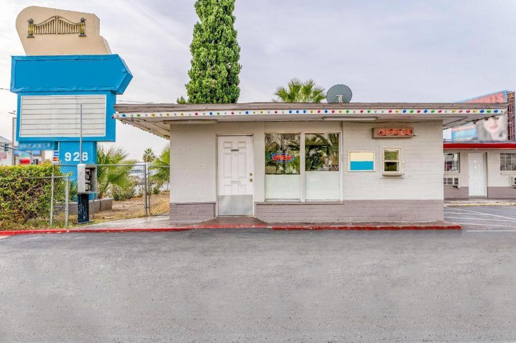 Oyo Gateway Motel Las Vegas North Strip/Fremont St. Area מראה חיצוני תמונה