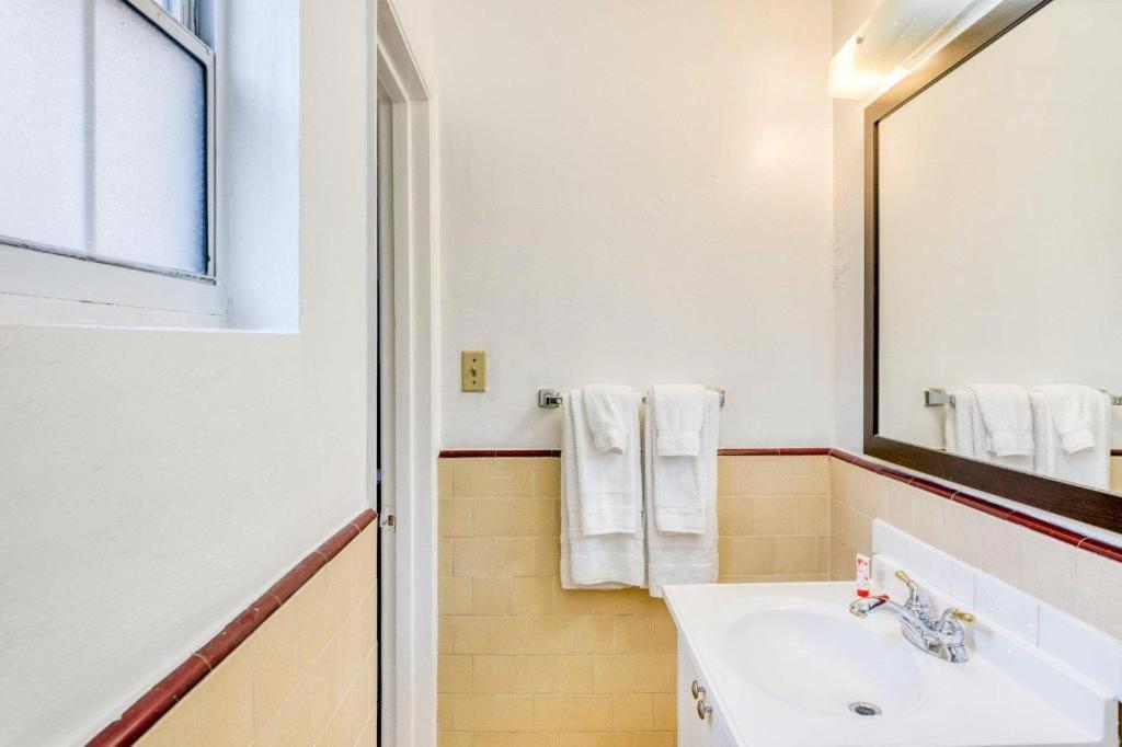 Oyo Gateway Motel Las Vegas North Strip/Fremont St. Area מראה חיצוני תמונה