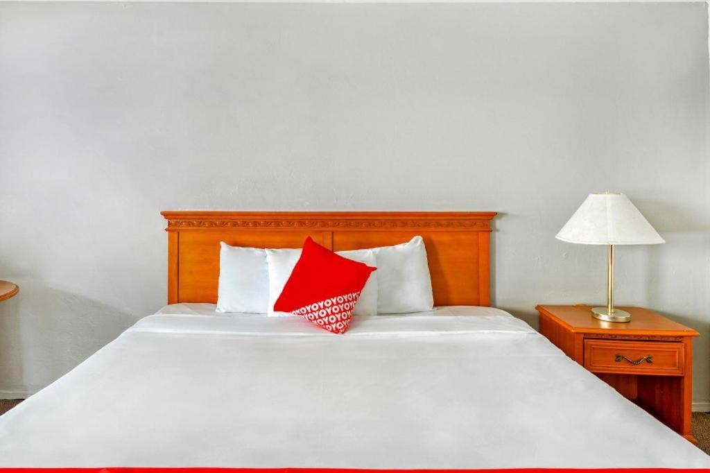 Oyo Gateway Motel Las Vegas North Strip/Fremont St. Area מראה חיצוני תמונה