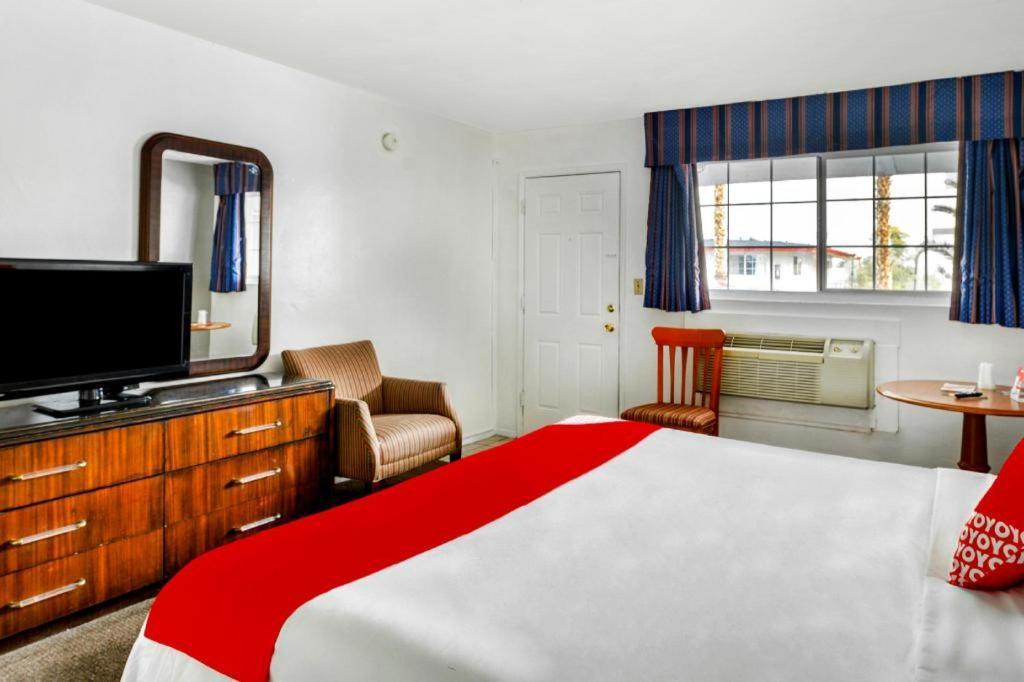 Oyo Gateway Motel Las Vegas North Strip/Fremont St. Area מראה חיצוני תמונה