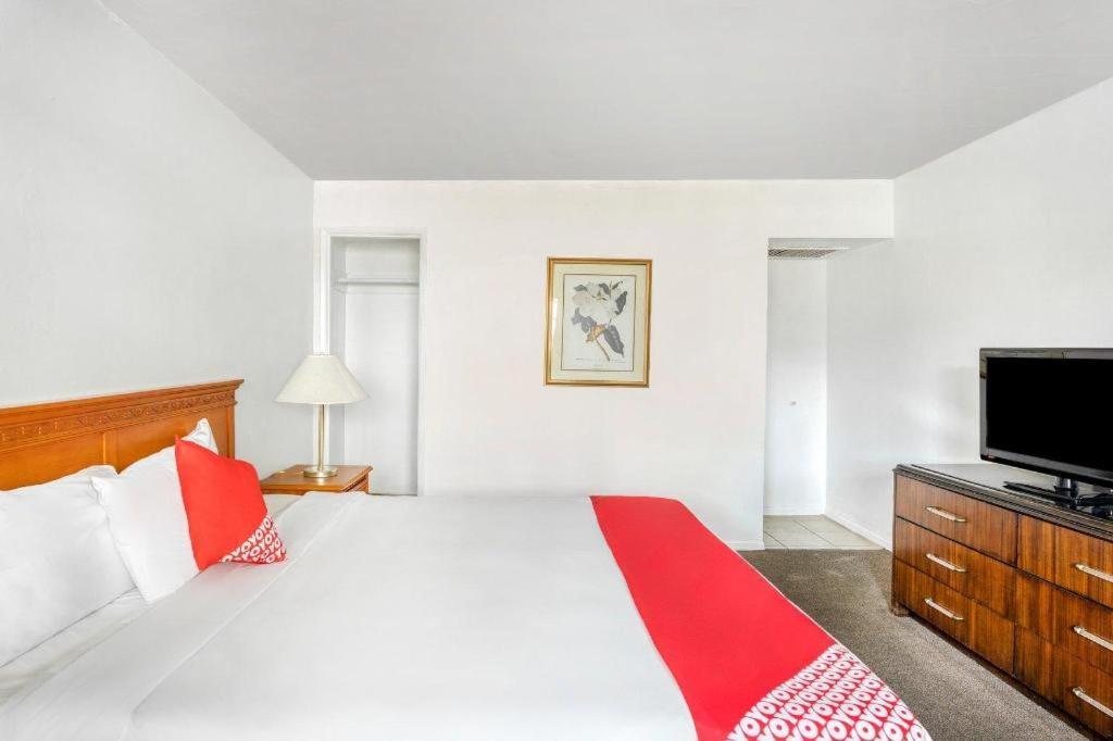 Oyo Gateway Motel Las Vegas North Strip/Fremont St. Area מראה חיצוני תמונה