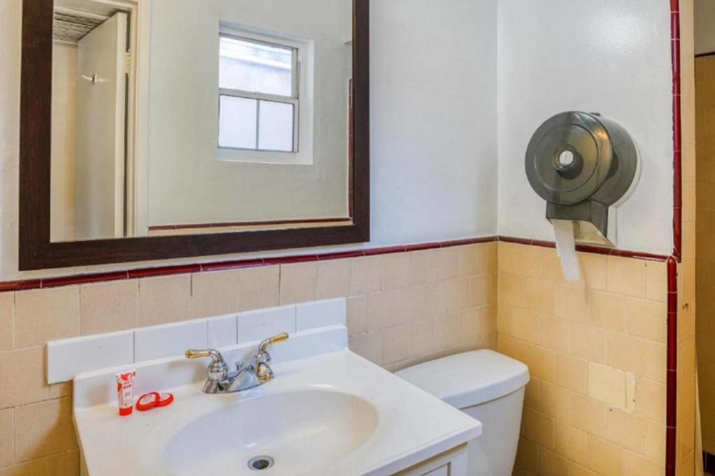 Oyo Gateway Motel Las Vegas North Strip/Fremont St. Area מראה חיצוני תמונה