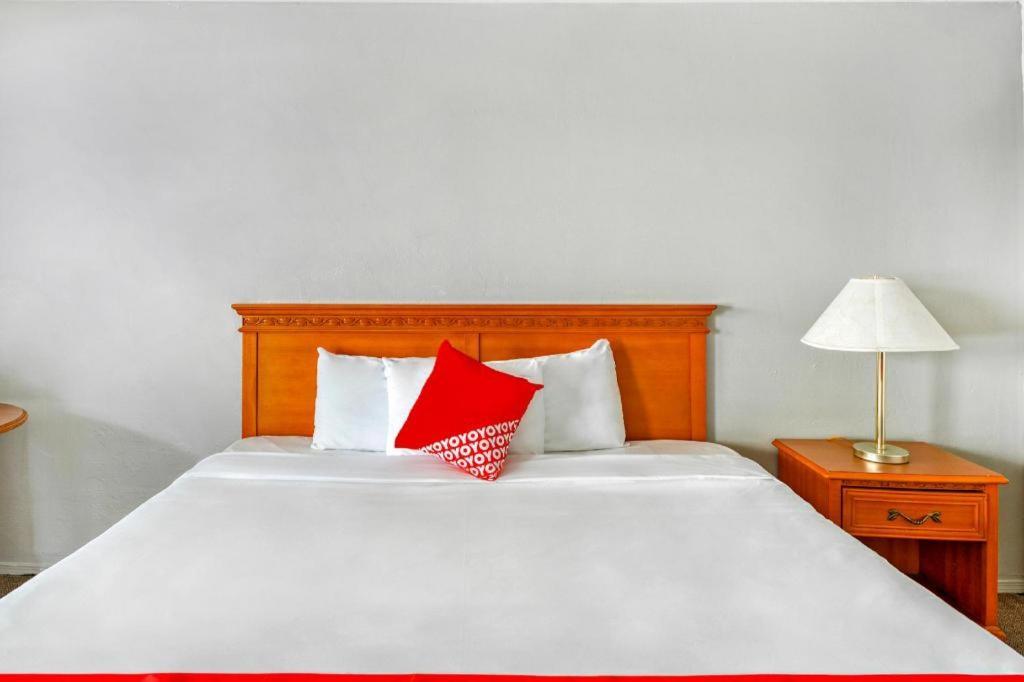 Oyo Gateway Motel Las Vegas North Strip/Fremont St. Area מראה חיצוני תמונה