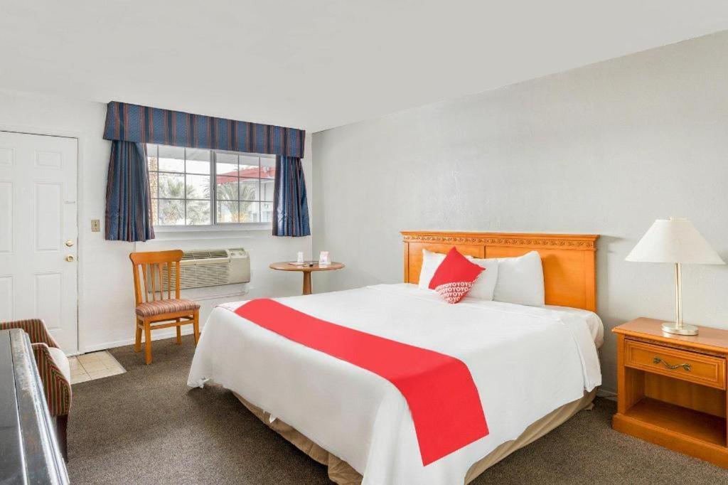 Oyo Gateway Motel Las Vegas North Strip/Fremont St. Area מראה חיצוני תמונה