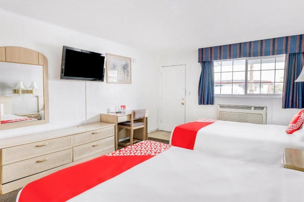 Oyo Gateway Motel Las Vegas North Strip/Fremont St. Area מראה חיצוני תמונה